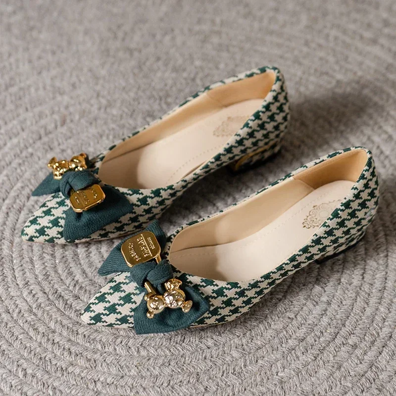 Sepatu Dangkal Ujung Lancip Paku Keling Fashion untuk Wanita 2025 Musim Semi Baru Kulit PU Slip On Flat Kasual Dasar Wanita Zapatos De Mujer