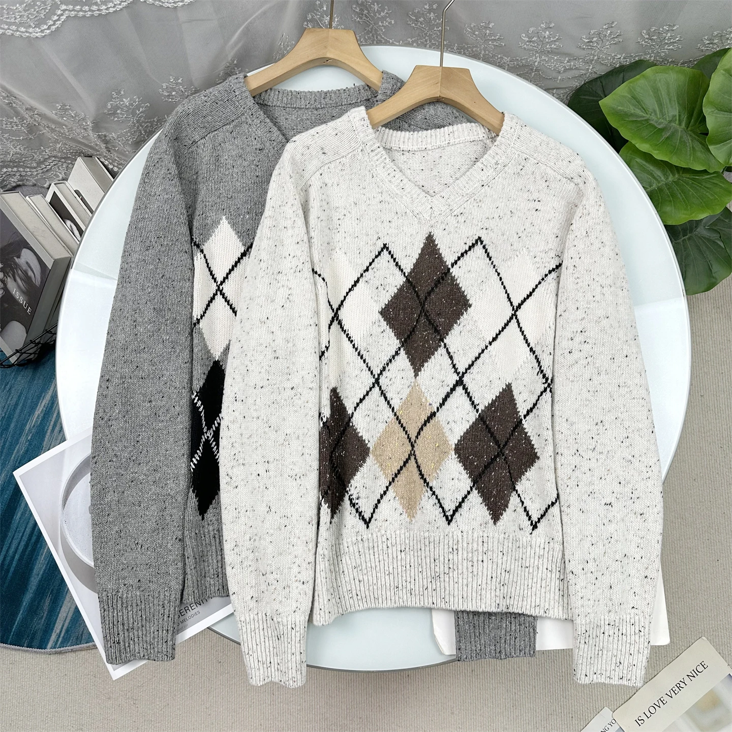 

Новый женский свитер с V-образным вырезом и узором «Ретро-ромб», вязаный в стиле Fair Isle, свободного кроя, удобный, с длинными рукавами, для активного отдыха, Зима 2025