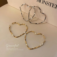 A Pair Of Retro Hollow Heart-Shaped Earrings, Exaggerated Design, Geometric Smooth Round Vintage Style Earrings