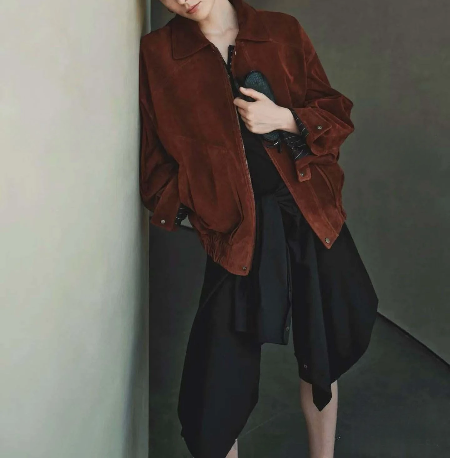 แจ็คเก็ตบอมเบอร์หนังกลับนำเข้าคุณภาพสูงสีแดงสไตล์เรโทรสำหรับผู้หญิง คอเหลี่ยม แขนพับ มีกระเป๋า เสื้อโค้ทหนังกลับแท้ 100%