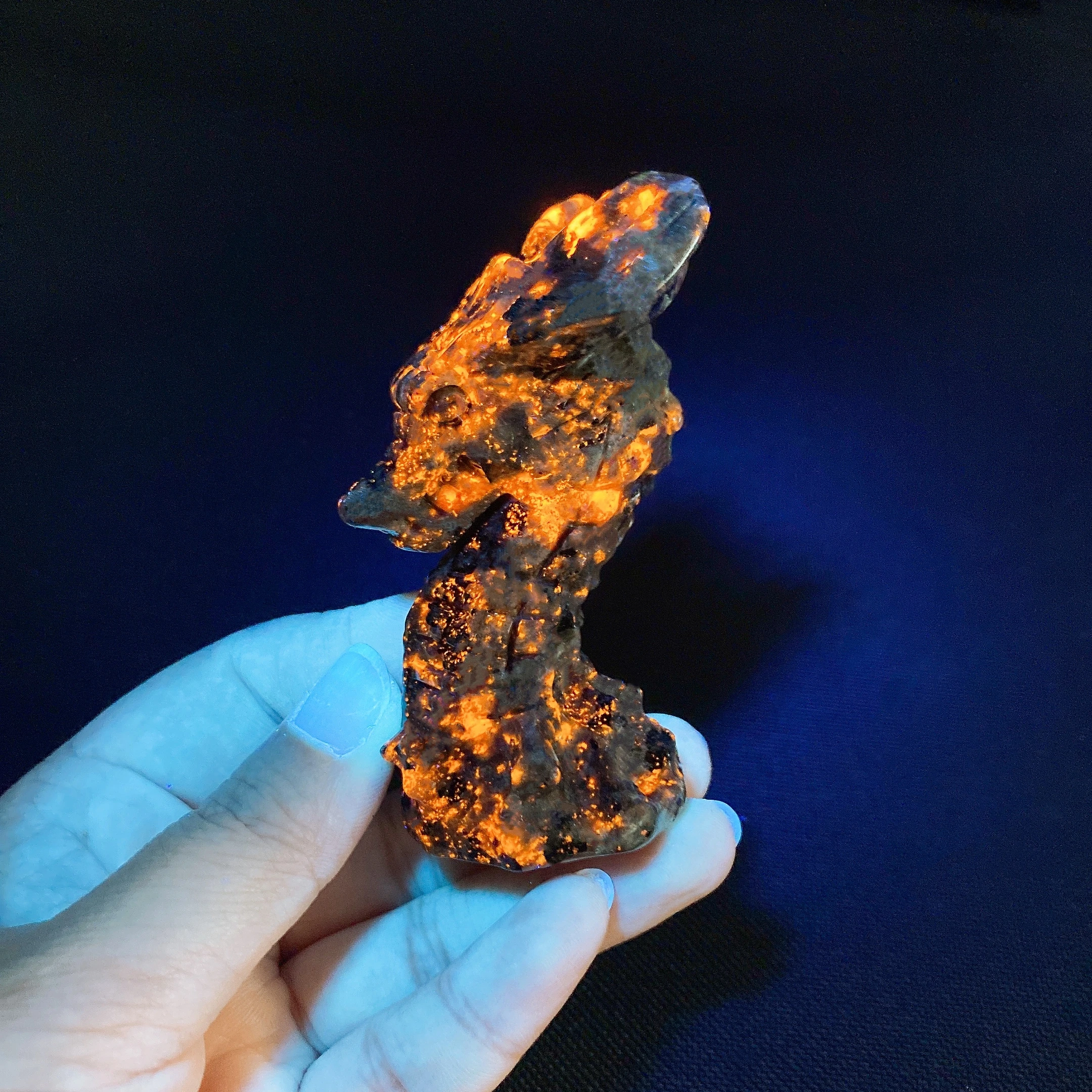 75mm Natural Yooperlite Dragon Fluoresce Sodalite Figurine Crystal Flame Stones Statue Healing Spiritual Home Office Decor Gift