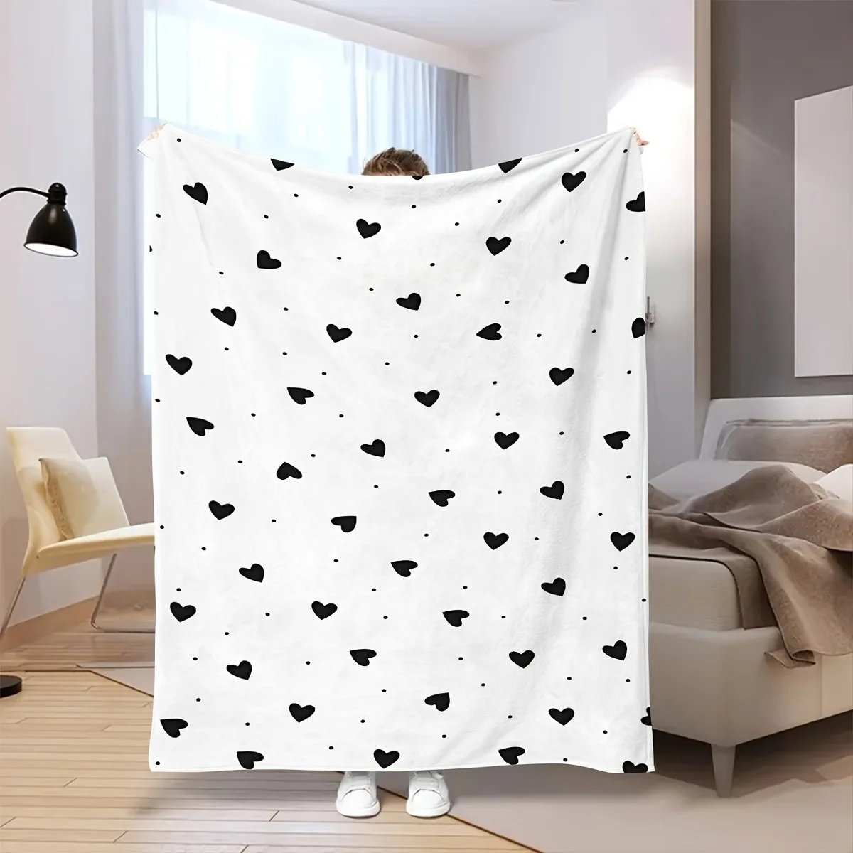 1pc Contemporary Style Black Heart & Dot Flannel Fleece Blanket, Soft and Comfortable, All-Season, Machine Washable, Multi-Purpose for Sofa, Office, Camping, Travel, Home Decor, Perfect Gift, Polyester, Digital Print, Knitted, 200-250g Square