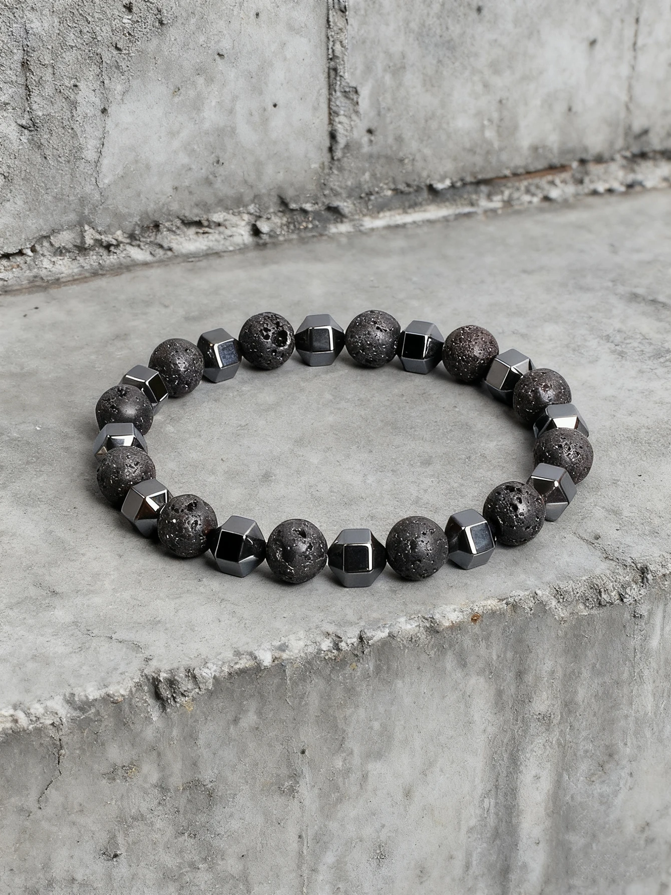 سوار من الحجر الطبيعي مع حجر لافا روك البركاني وخرز الهيماتيت الأوجه لحماية الحياة التأريض والشجاعة والمجوهرات