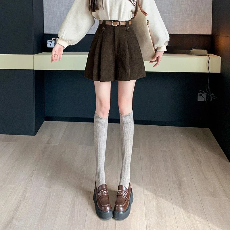 Shorts de Pana Vintage para Mujer, Estilo A, Otoño Invierno 2026, Color Sólido, Cintura Alta, Bolsillos, Pliegues