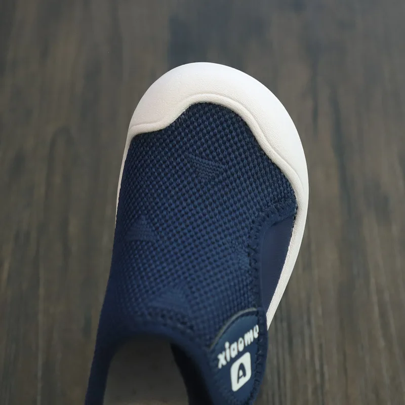 „Tenisówki piłkarskie dla maluchów unisex |   Miękkie, antypoślizgowe podeszwy do zabawy w pomieszczeniach |   Śliczne i ciepłe buty dziecięce (chłopcy i dziewczęta)"