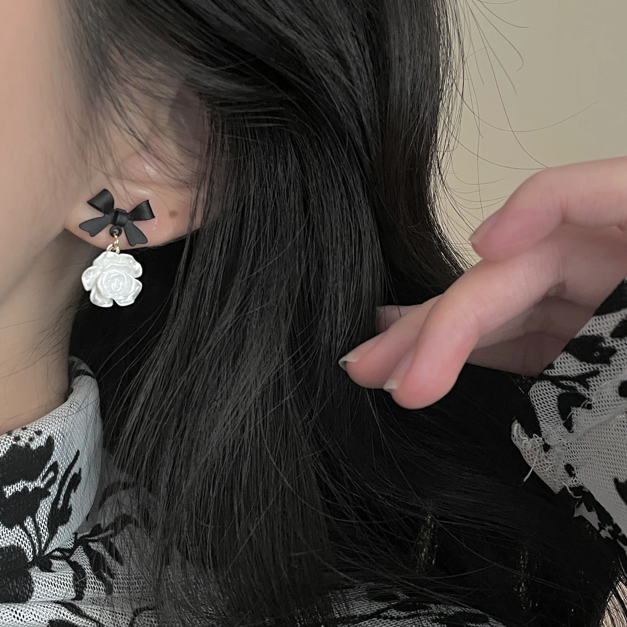 

Ювелирные изделия Kiss, корейские модные серьги-капли с бантом и камелией для женщин, элегантные винтажные висячие серьги с цветком, подарок для свадебной вечеринки