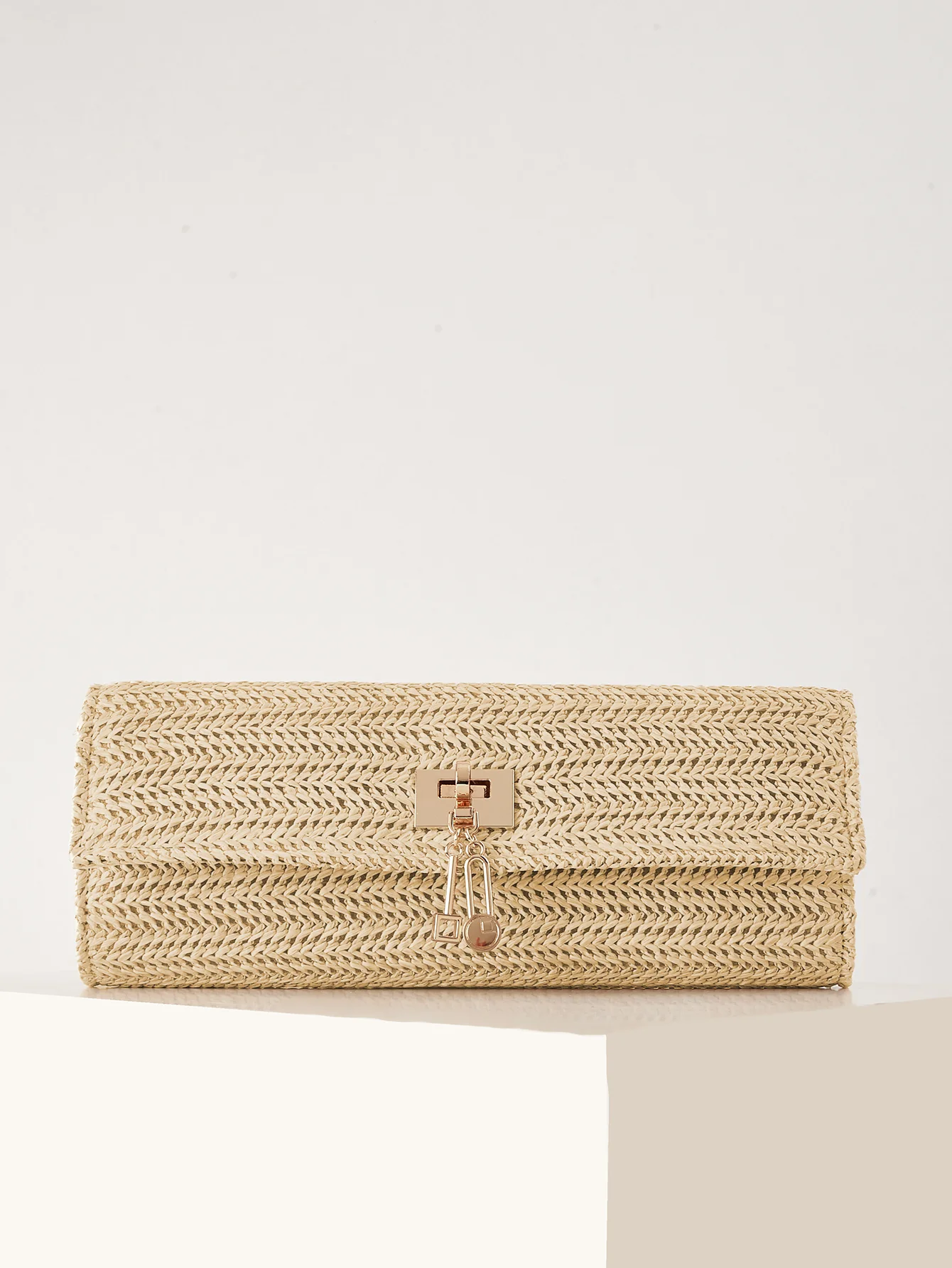 حقائب وقوابض أنيقة وأنيقة من القش، وحقائب كروس خفيفة الوزن وفاخرة، تجعل الهدية المثالية لأحبائك