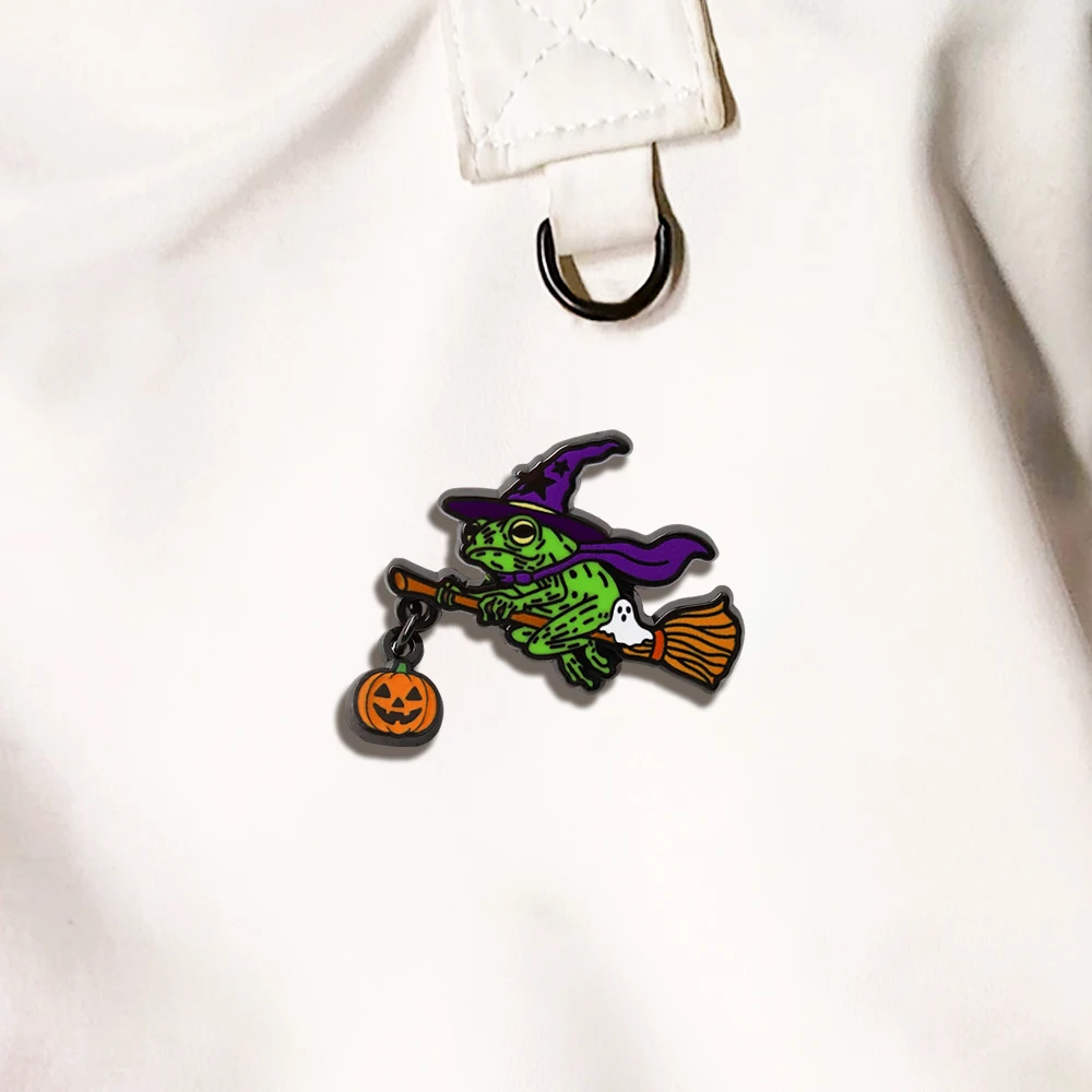 Halloween Frosch-Hexe Emaille-Brosche Besen Kürbis Geist Anhänger Abzeichen Rucksack Hut Feiertagsaccessoires Partygeschenk – Detail 11