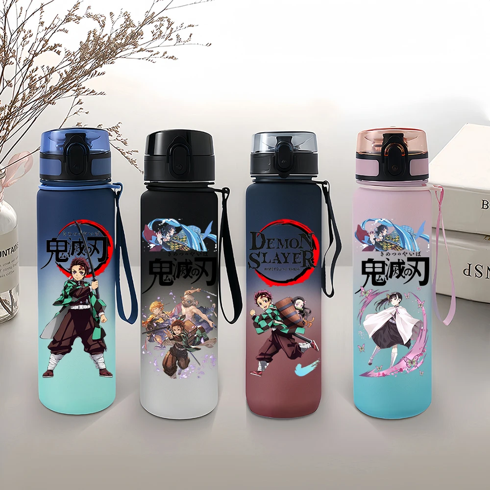 Dämon Slayer Tanjirou Wasser Tasse Trinken Outdoor 650 ml Nezuko Wasser Flasche Kinder Tragbare Kunststoff Cartoon Große Kapazität