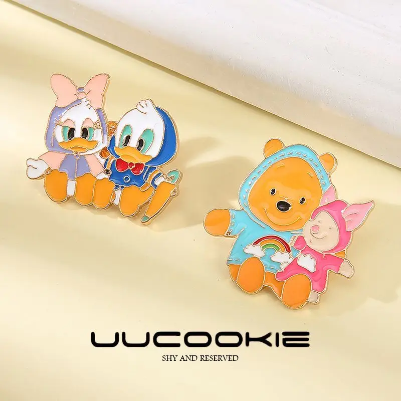 Broszka z kreskówki Disneya Kubuś Puchatek, kreatywna, kawaii, dla chłopców i dziewcząt, delikatny dodatek, zawieszka, prezent na Boże Narodzenie.