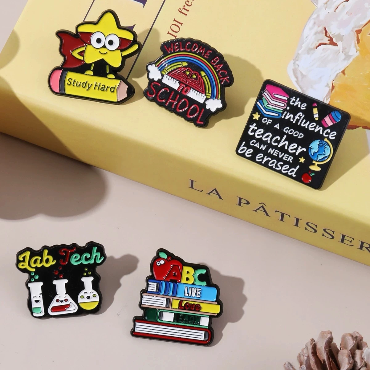

Cartoon brooch color book metal decoration badge blackboard English school brooch bag accessories