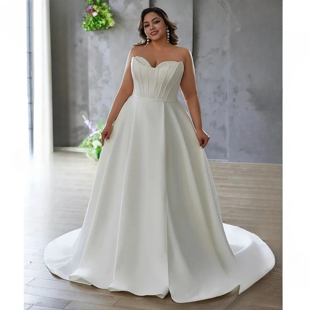 Plus Size A-Linie trägerlose Brautkleider aus Satin mit Perlen und Perlenstickerei, maßgeschneidert