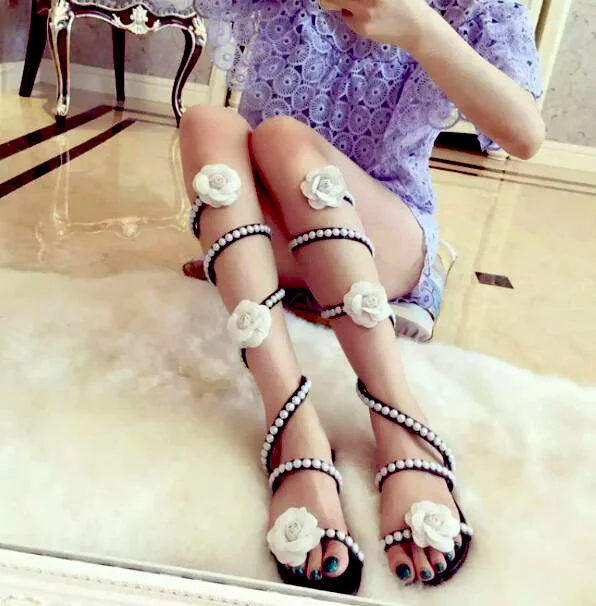Sandalias de verano con flores blancas y perlas, correa tipo serpiente, botas con punta abierta, tacones altos de 7/9 cm, diseño entrelazado en la pierna, para banquetes, para mujer.
