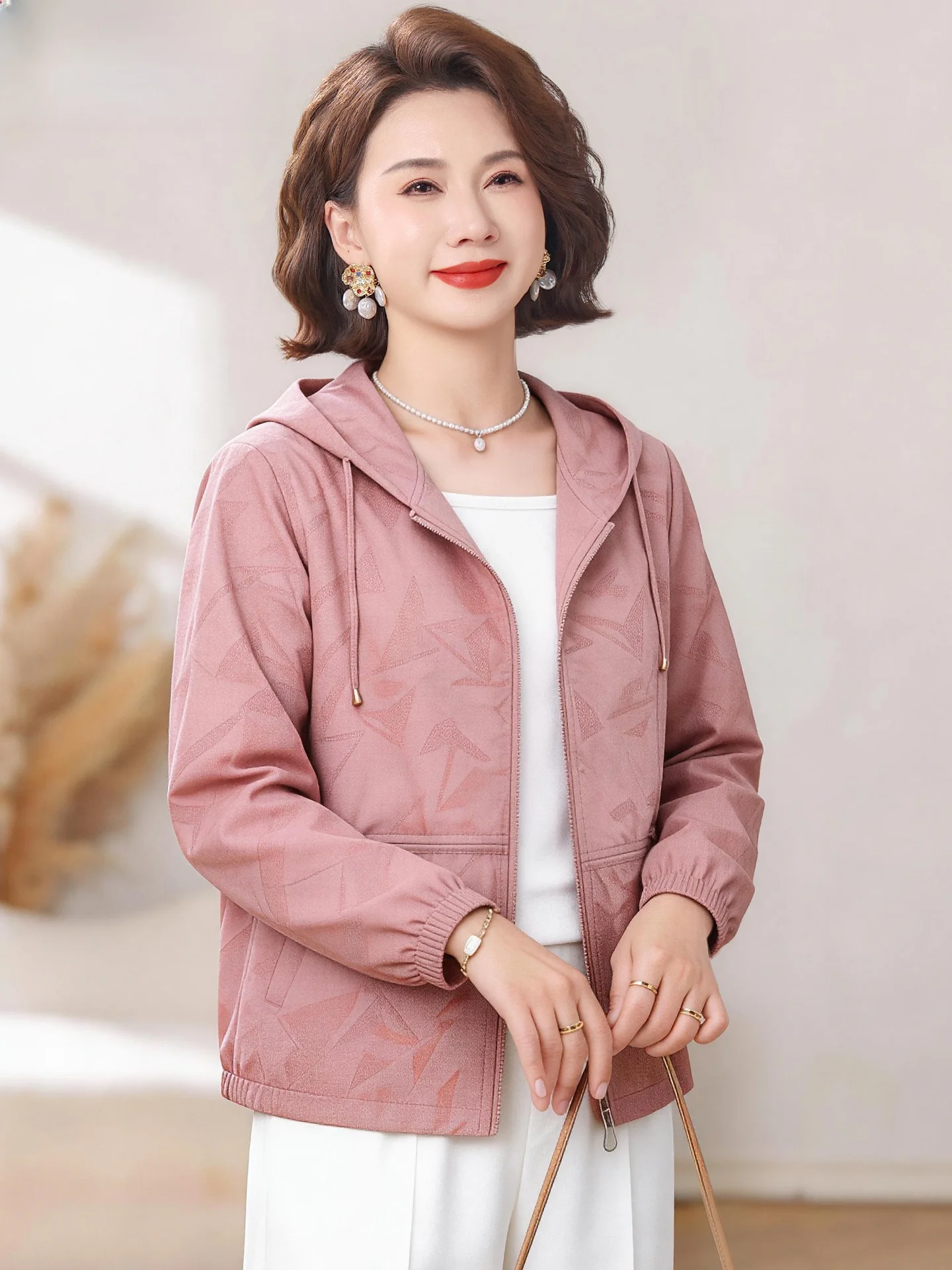 

Весенняя повседневная куртка с капюшоном для женщин больших размеров, удобная свободная модель из полиэстера для невысоких женщин