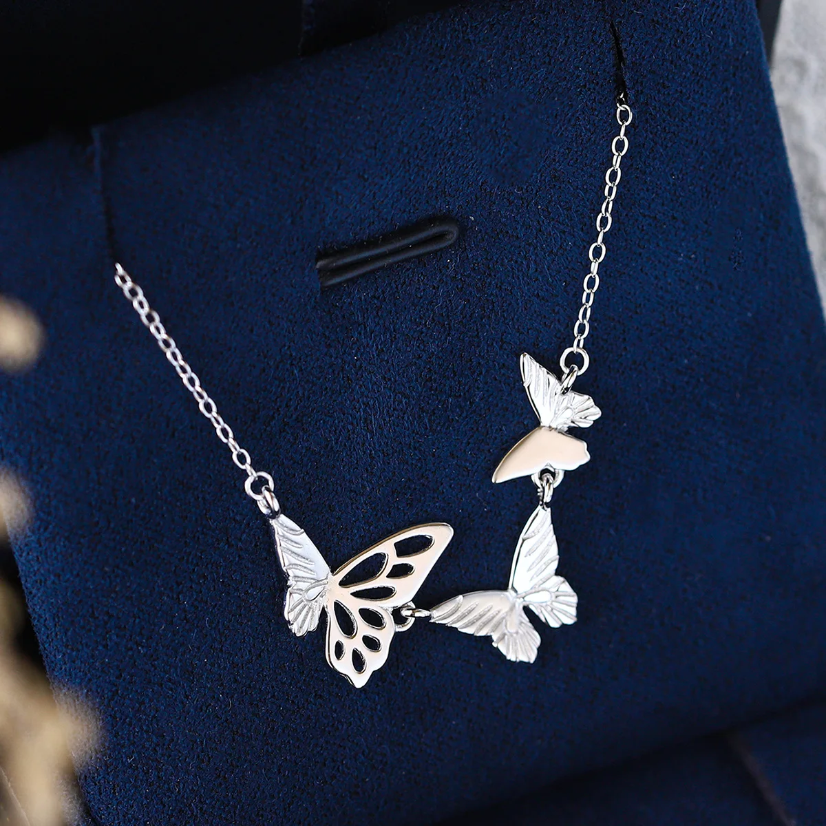 

Нежное высококачественное асимметричное ожерелье из стерлингового серебра 925 пробы с тремя бабочками. Простая и элегантная легкая роскошная цепочка на ключицу.