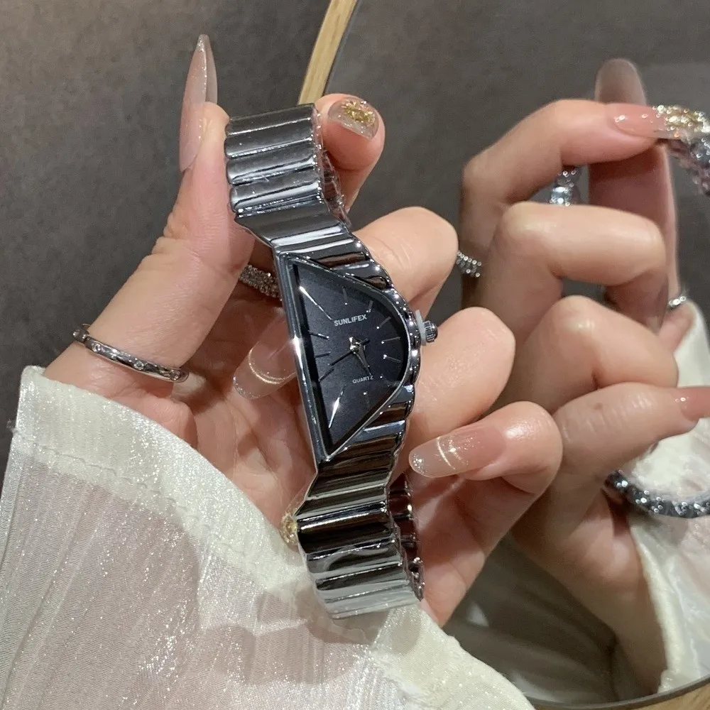 Irregular Niche Women's Watch Gold Chain Half-Moon Dial Luxury Ladies' Wristwatch Fashion Jewelry Elegant Quartz Watch Wedding