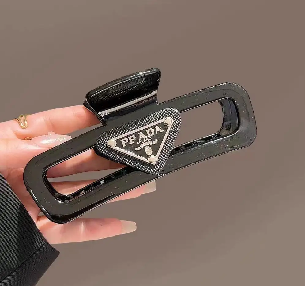 

Luxurious letter acrylic clip, luxurious design retro hair claws, classic style, fashionable and versatile hair clip