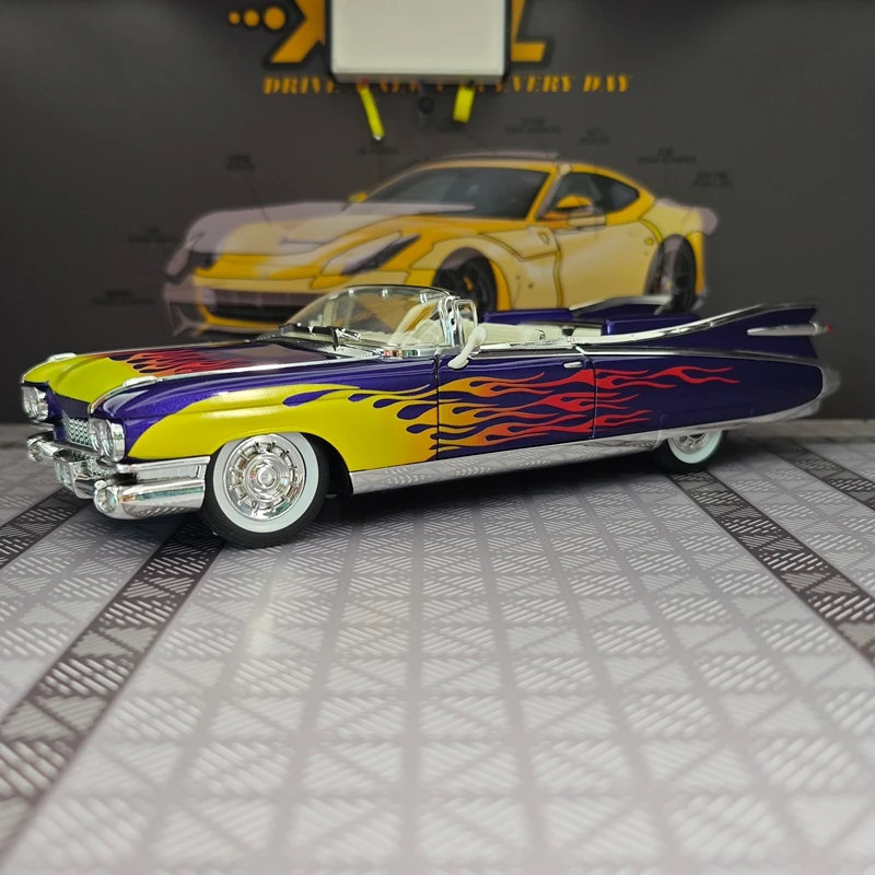 1:24 simulation Cadillac alloy car model doors and engine hood, trunk can be opened has sound and lighting functions