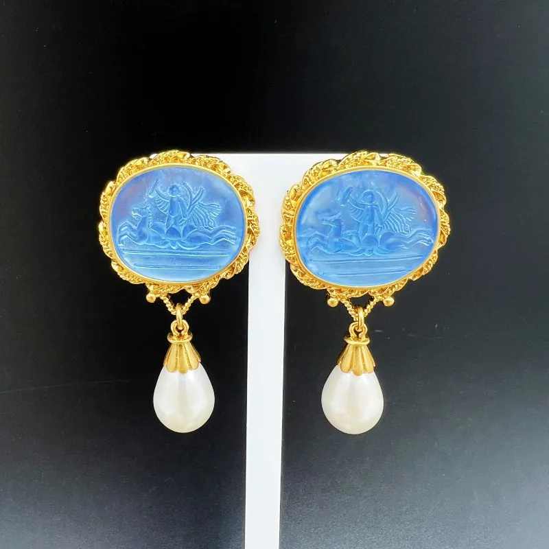 Vintage French vintage blue relief texture simple light luxury design with a sense of luster pearl earrings