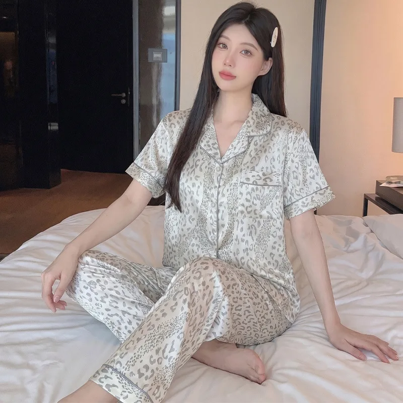 Luxuriöser Pyjama mit Leopardenmuster aus Eisseide für Damen: Sommerliches Freizeit-Set mit Kurzarm-Oberteil und Langer Hose