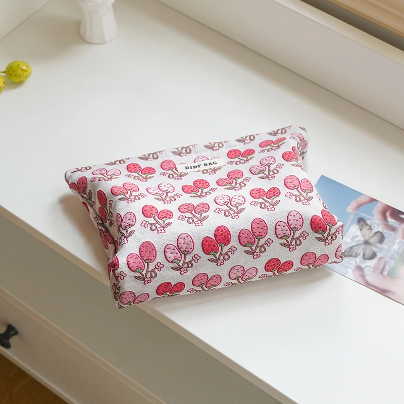 Borsa per il trucco da donna borsa portatile per cosmetici alla fragola rosa di grande capacità con cerniera Design borsa da toilette da viaggio