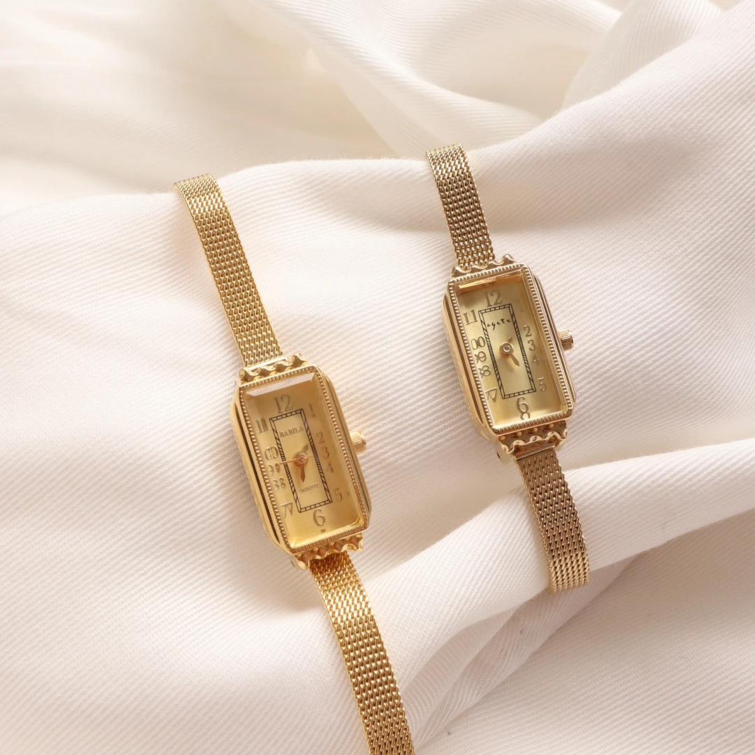 Venta caliente de lujo ligero simple rectangular exquisito tallado pequeño reloj de cuarzo dorado para mujer regalo para mujer reloj de alta calidad