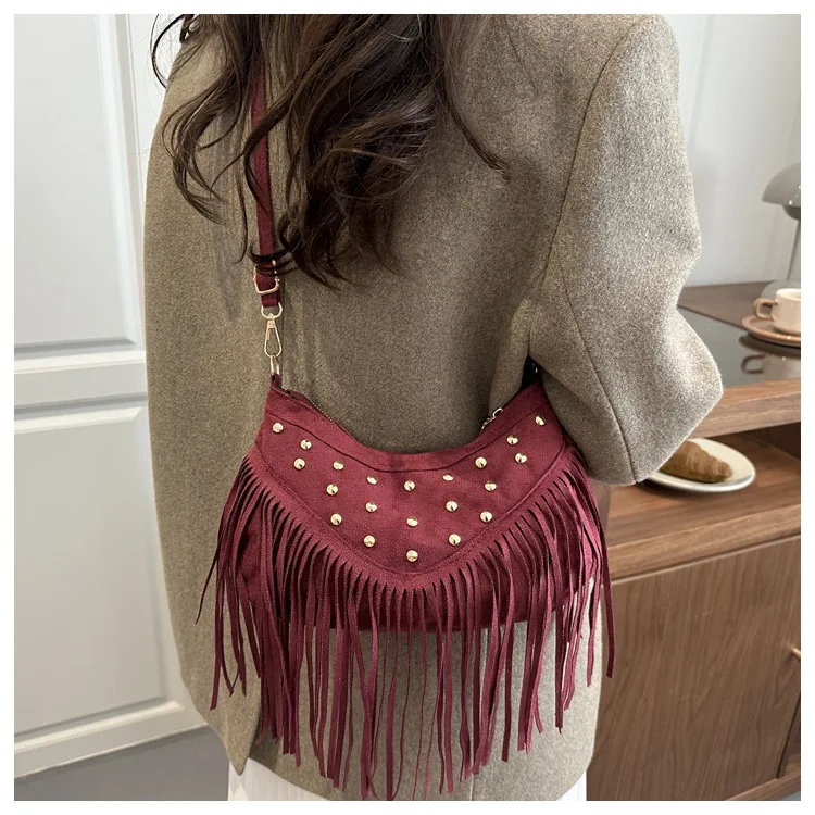 Retro Wildleder-Fransen-Schultertasche mit Metallnieten, Halbmond-Unterarmtasche, Vintage-Tageslook für Konzerte – Detail 19