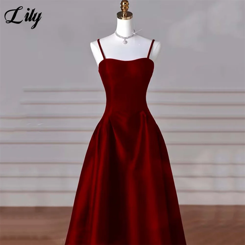 リリーブラックサテンイブニングドレススパゲッティストラップAラインミニマリストイブニングドレスレースアップバックデザイン