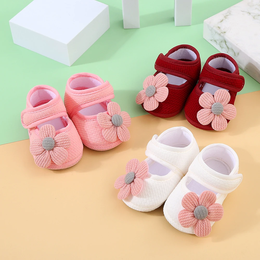 

Baby non-slip learning walking shoes, cute flowers decorated baby soft flat shoes suitable for indoor parties and gatherings.