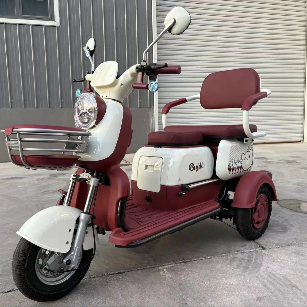 The High-end Electric Tricycle for Women Has a Range of 60 Kilometers and Is Equipped with a 60V20A Battery