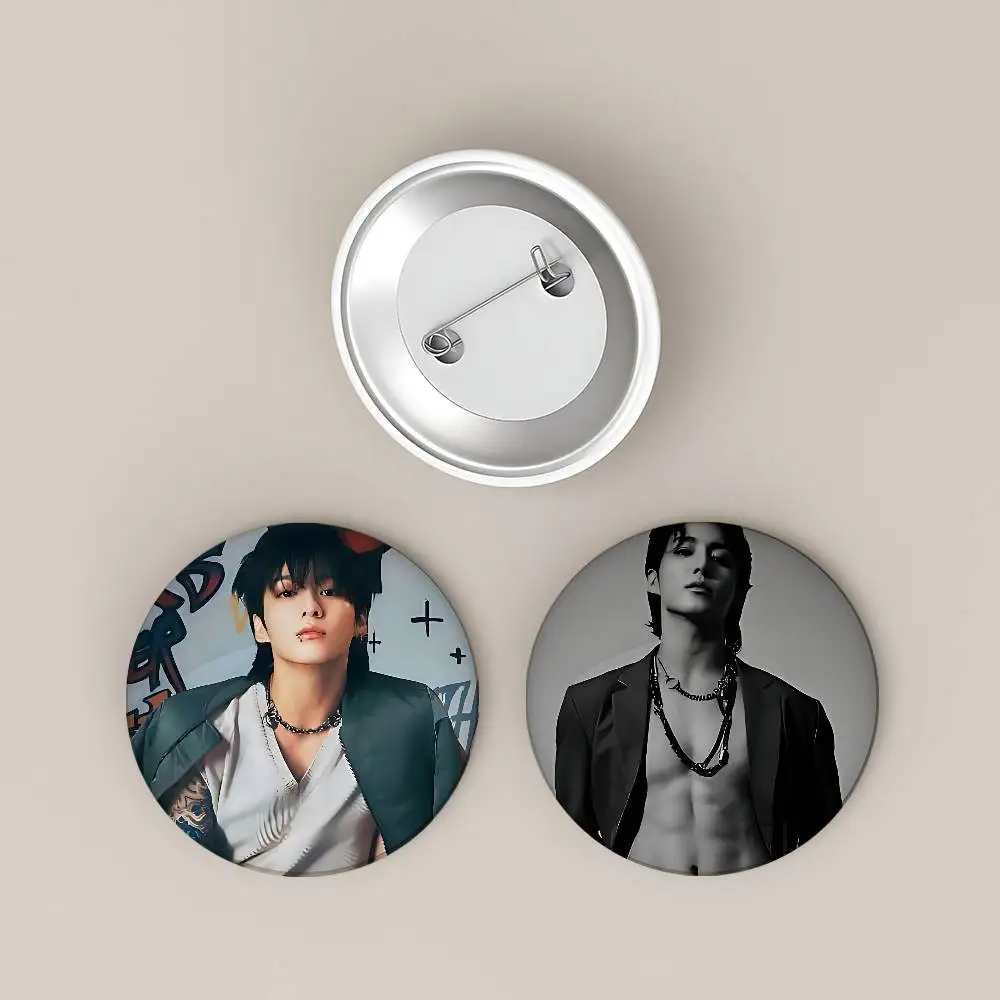 Kpop-e-Junges-g-Kooks Emblemas Botão PinsBrooch Criativo Engraçado Citações Emblema Roupas Mochila Jóias Presente Para Crianças Amigos