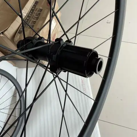 High Performance Carbon Fiber Wheel Set 32mm Width Tubeless 24 Hole Symmetry Cycling Wheels for Enhanced Riding Experience