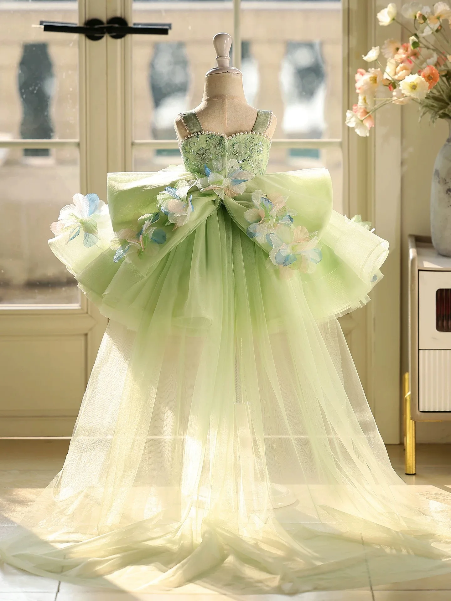 Maßgeschneidertes Sweetheart Grünes Frühlings-3D-Blumen-Ballkleid Ärmelloses Blumenmädchenkleid mit Abnehmbarer Schleppe Festliches Kleid 2026 – Detail 4