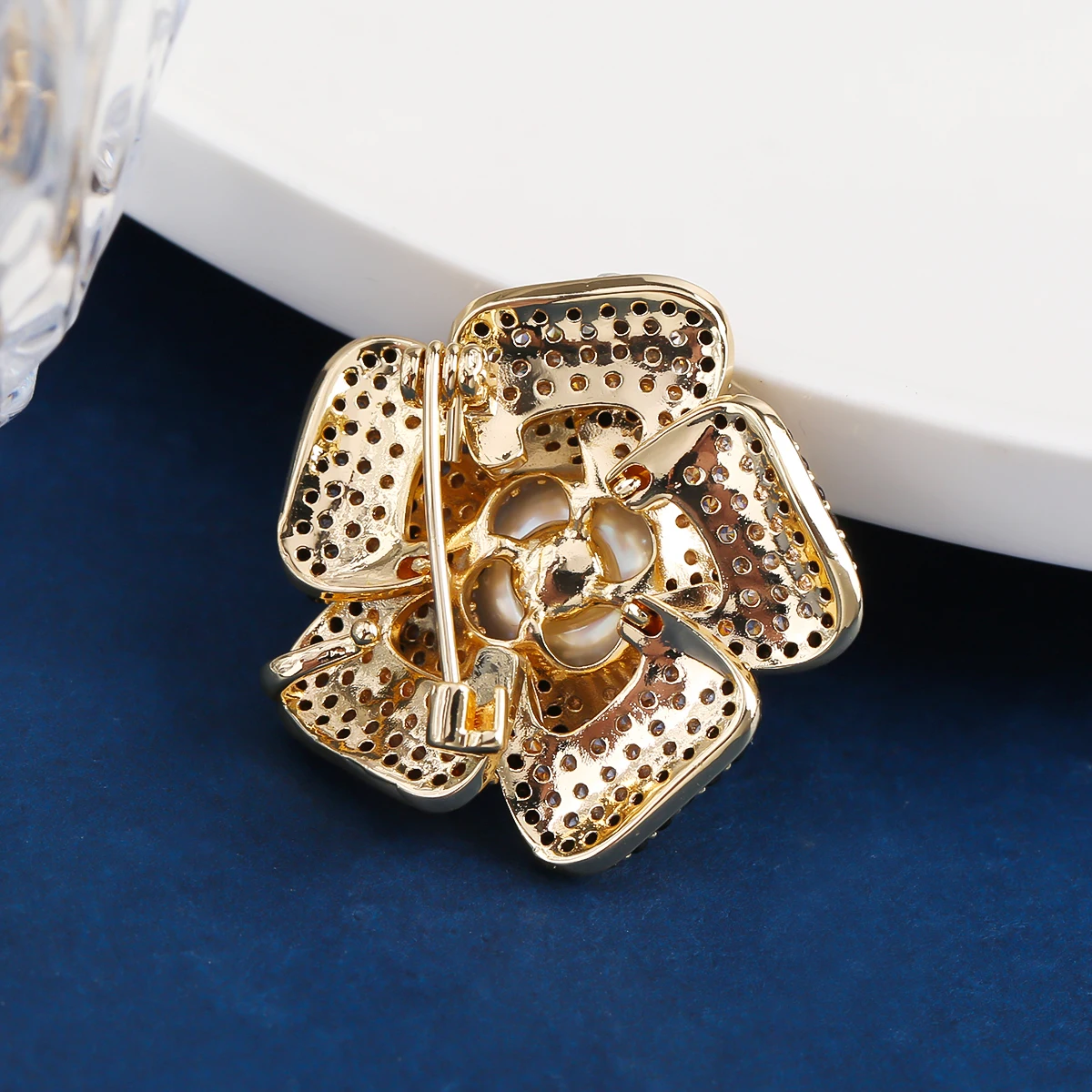 Light Luxury Niche Color Preservation Galvanized Zircon Luxury Inset Pearl Flower Brooch Lady Wedding Party Jewelry Gift