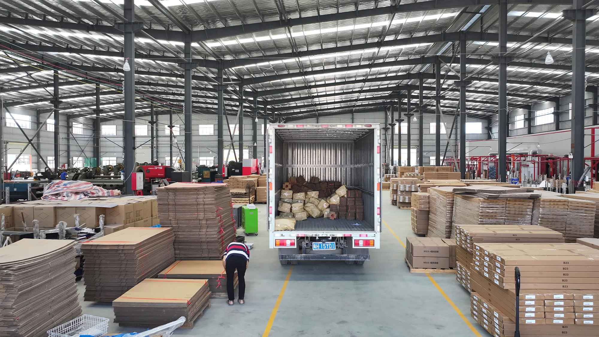 Armazenamento de equipamentos esportivos interno ao ar livre rack de esportes garagem bola armazenamento organizador com cesta e ganchos