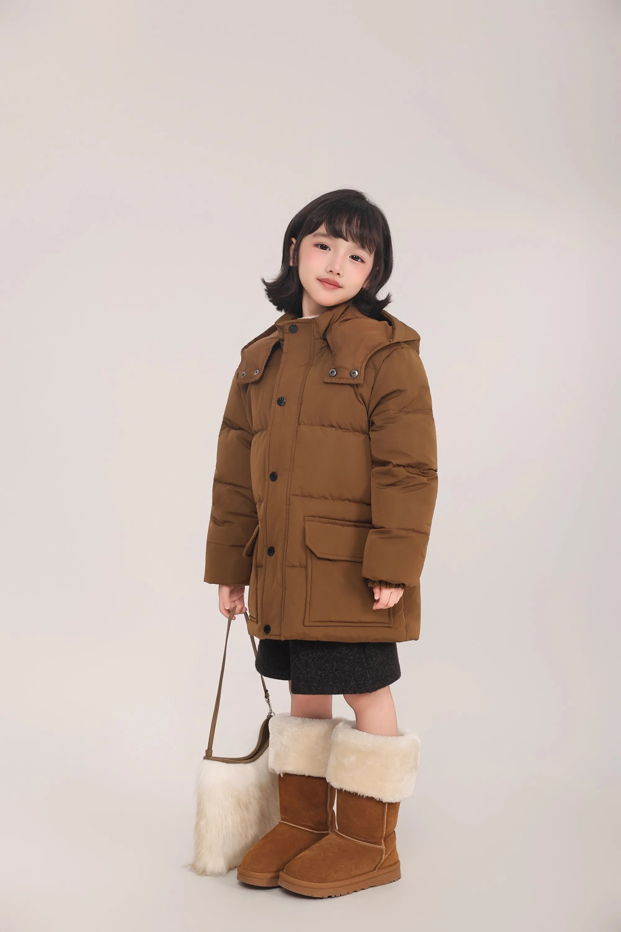 Kinder-Daunenjacke mit 90% Weißer Entendaune, Braune Kapuze, Mittellange Daunenjacke mit Großen Taschen, Dicke Warme Winteroberbekleidung für Mädchen A4853 – Detail 6