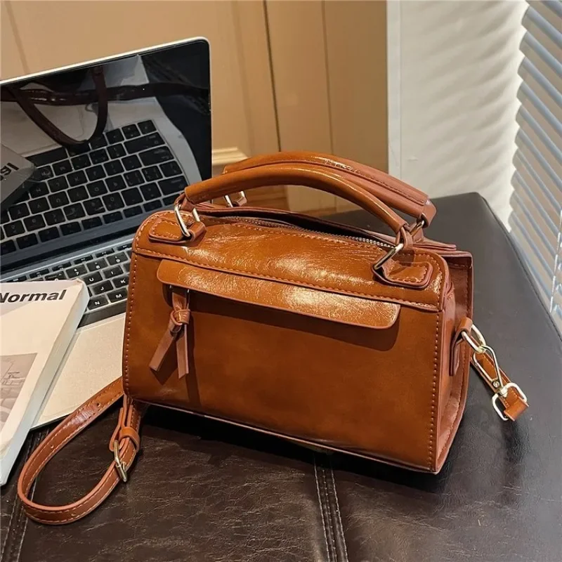 

Luxurious Diaper Bag One Shoulder Baby Care Office Commuting Mom Exquisite Glamorous Sophisticated Functional Parent-Friendly