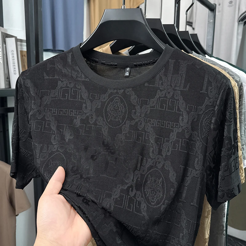 Herren-Oberteil aus dünnem Eisseide-Mesh mit kurzem Arm, durchgehendem Kettenmuster-Jacquard, schmalem, elastischem Rundhalsausschnitt, für Business, Alltag und Freizeit. – Detail 5