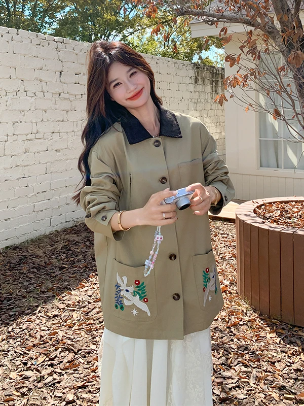 سترة نسائية كورية متوسطة الطول بتطريز ثقيل لربيع وخريف 2025، تصميم جديد أنيق للعمل بقصة فضفاضة وأكمام طويلة