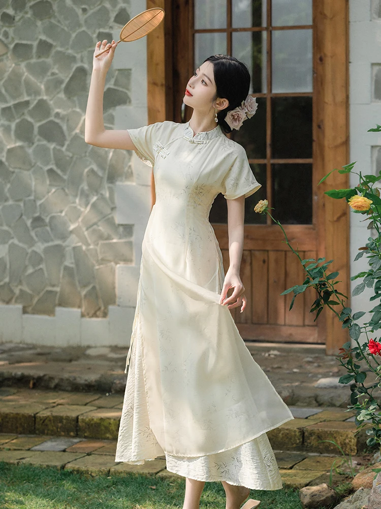 

Женское платье-ципао с воротником-стойкой, бамбуковым узором, акварельным принтом в стиле дзен, в стиле китайского возрождения, с низким разрезом, коротким рукавом и декоративными пуговицами.