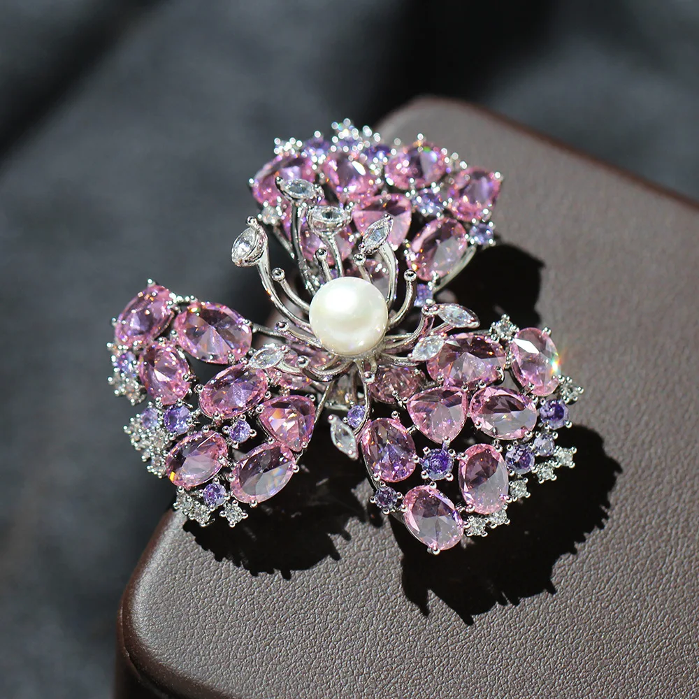 

Высококачественная брошь в виде трехлепесткового цветка с микроинкрустацией цирконом для тяжелой промышленности, элегантная изысканная булавка для женских аксессуаров с пресноводным жемчугом