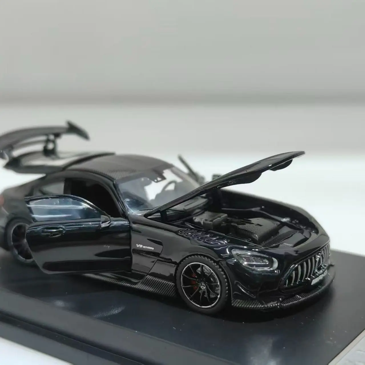 MJ MODELO 1:64 Mercedes-Benz AMG GT Black Series restaure detalhes do compartimento do motor, modelo de carro em liga