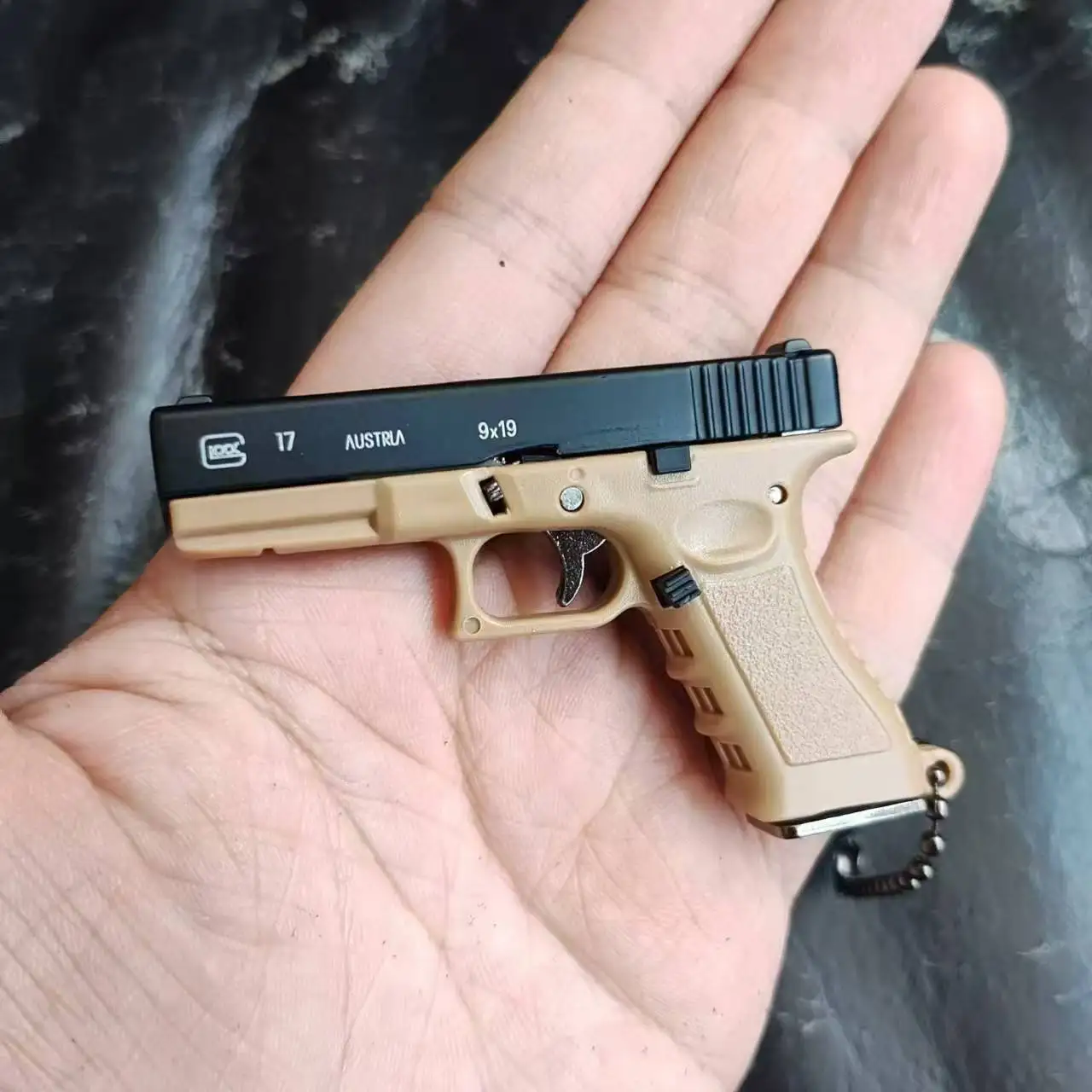 Gorący półstop 1:3 pistolet Model metalowy Mini G17 pistolet zabawkowy odpinany DIY brelok wisiorek ozdoby zabawka dla dzieci