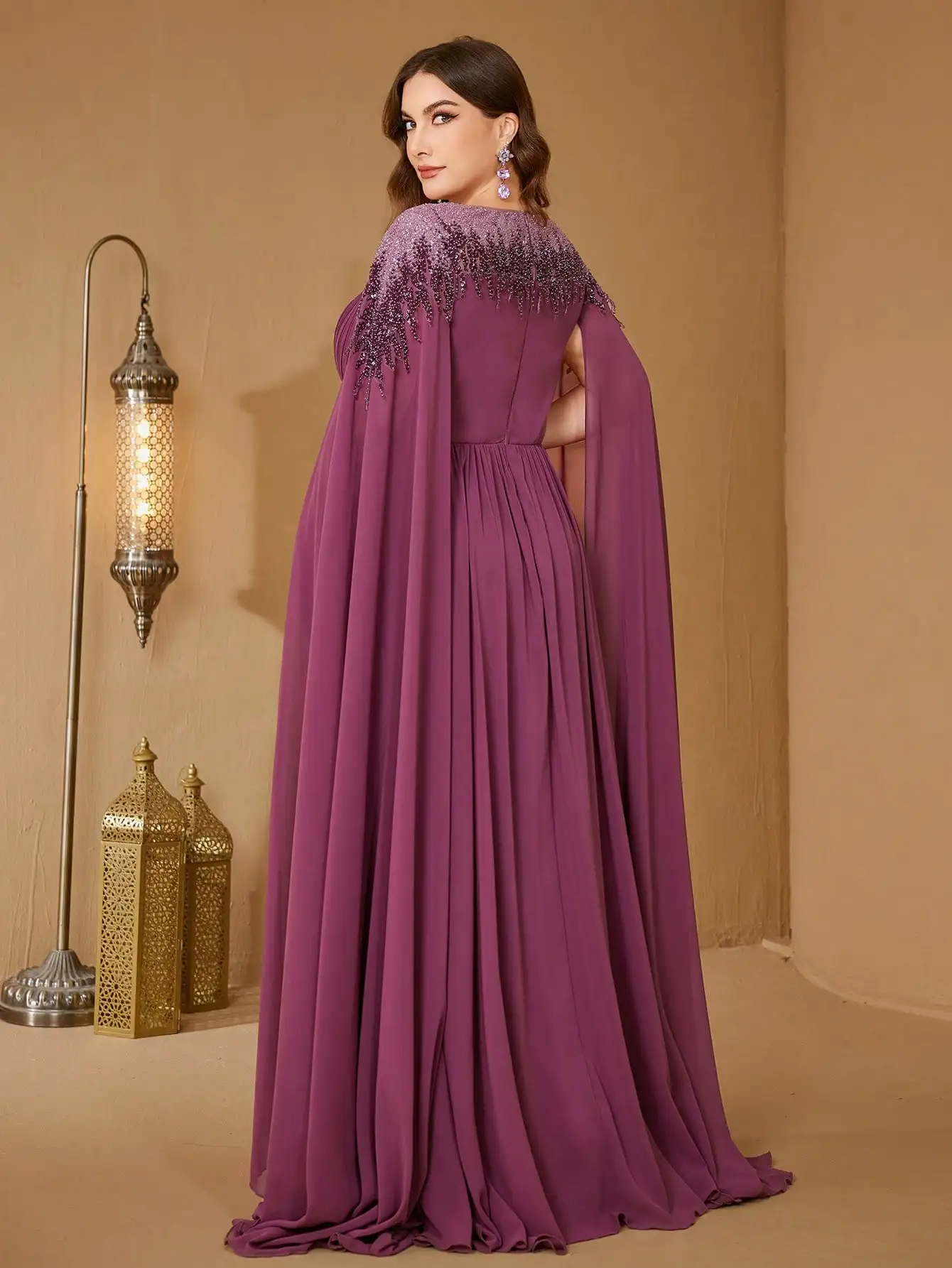 فستان سهرة نسائي من UNITHORSE Plus بياقة واقفة وأكمام كيب مزين بالترتر ومقاس نحيف من الشيفون