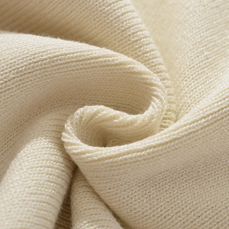 Jesienno-zimowa dzianinowa spódnica o dopasowanym kroju, z wysokim kołnierzem, plisowana, elegancka, długa, lekka, dla dojrzałych kobiet.