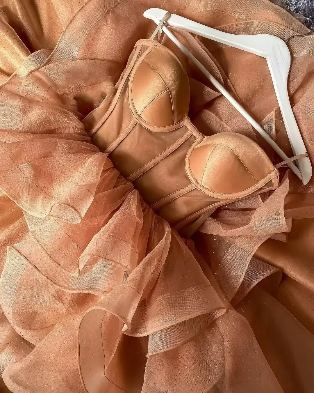 ชุดเดรสออกงานแบบมีระบายสูงต่ำสำหรับวัยรุ่น ปี 2026 ชุดเดรสสำเร็จการศึกษา ผ้าทูลล์ ชุดเดรสออกงานสั้น ชุดเดรสงานปาร์ตี้ สายเดี่ยวเส้นเล็ก