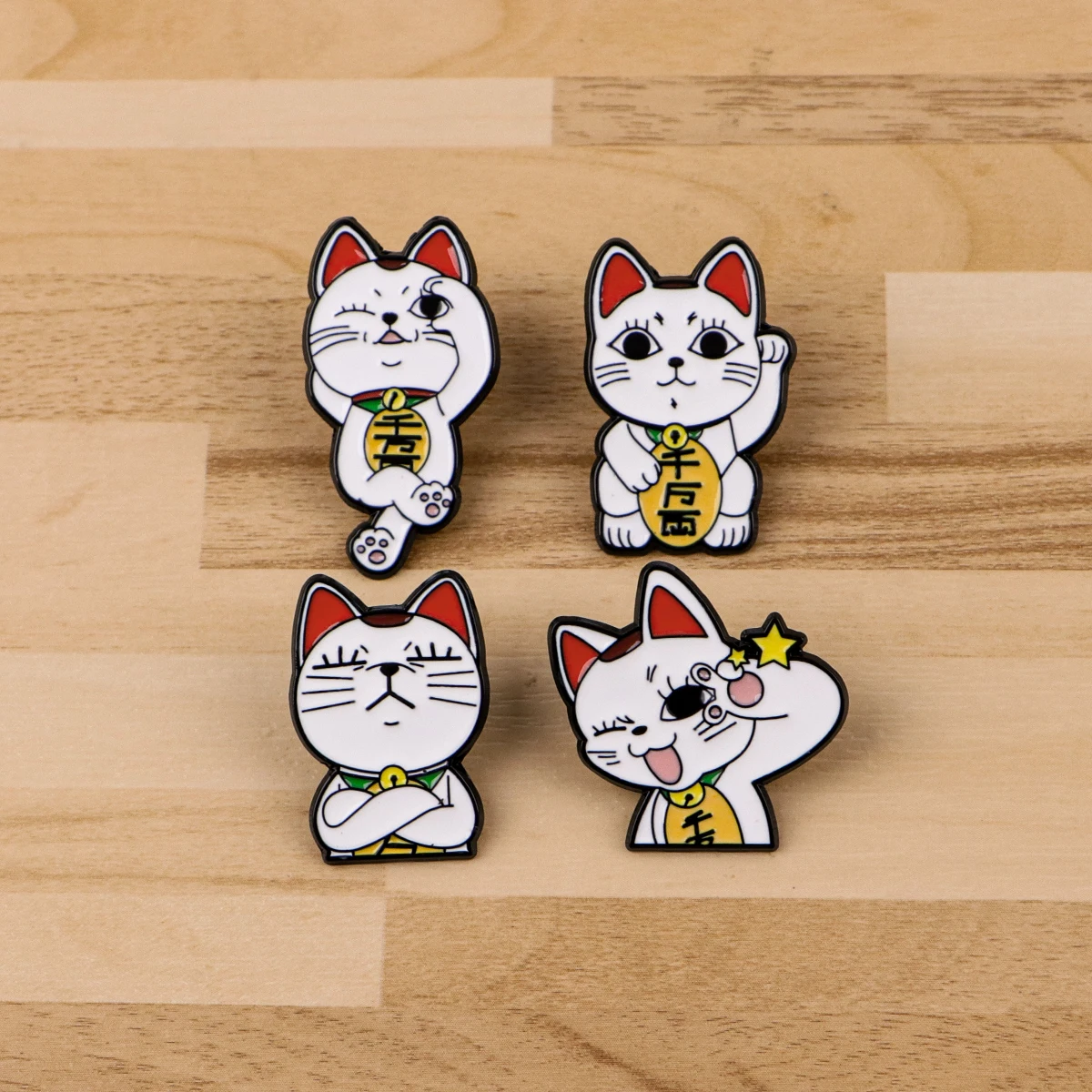 Gato branco esmalte pinos de metal mangá broche mochila chapéu saco colar lapela emblemas masculino feminino moda jóias coleção presente 4 pçs/set