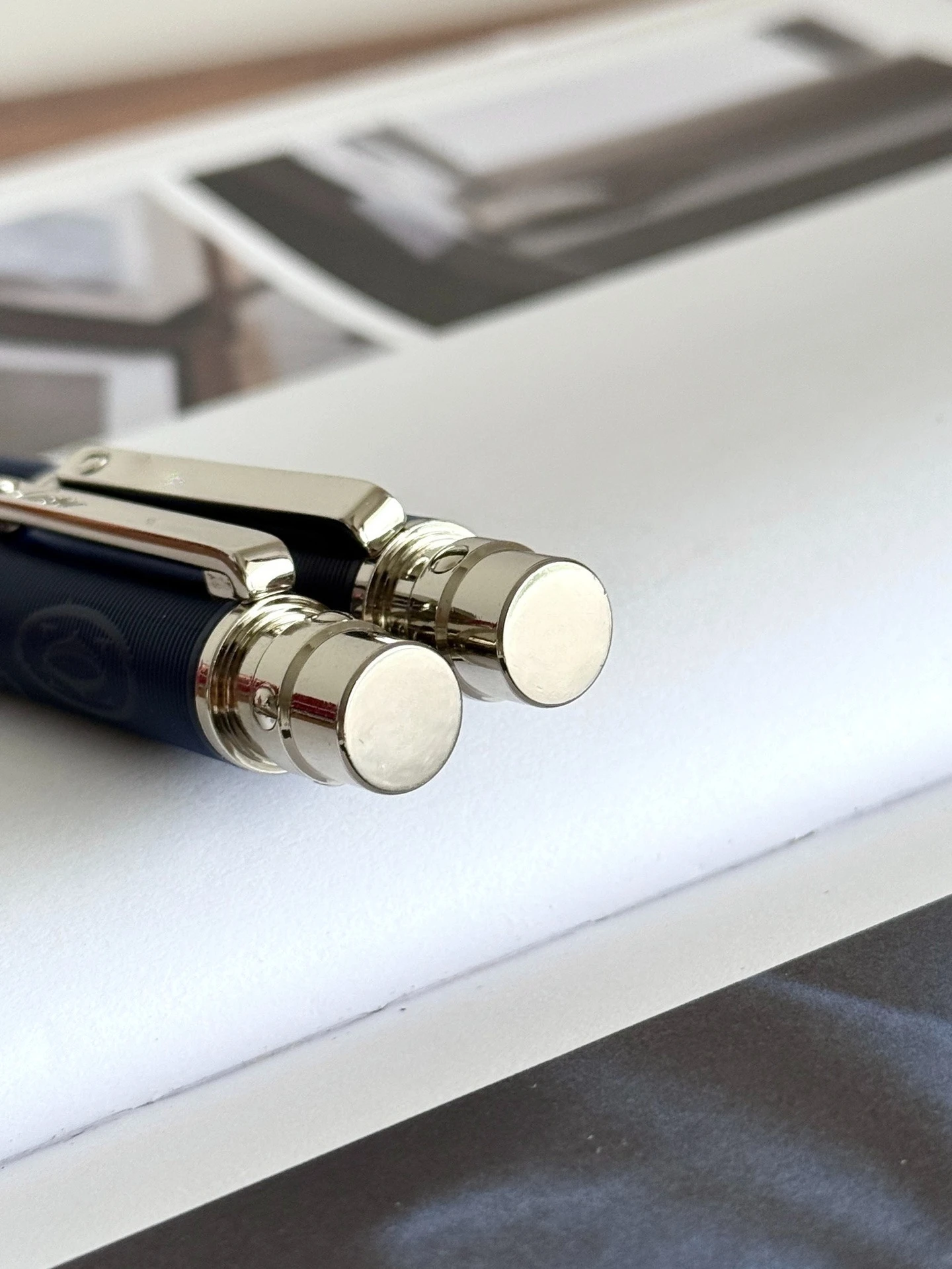 

Luxury Polished Metal Roller Pen Engraved Art Pattern Anti-slip Grip Smooth Blue Ink Signature Writing Pen for Business Office