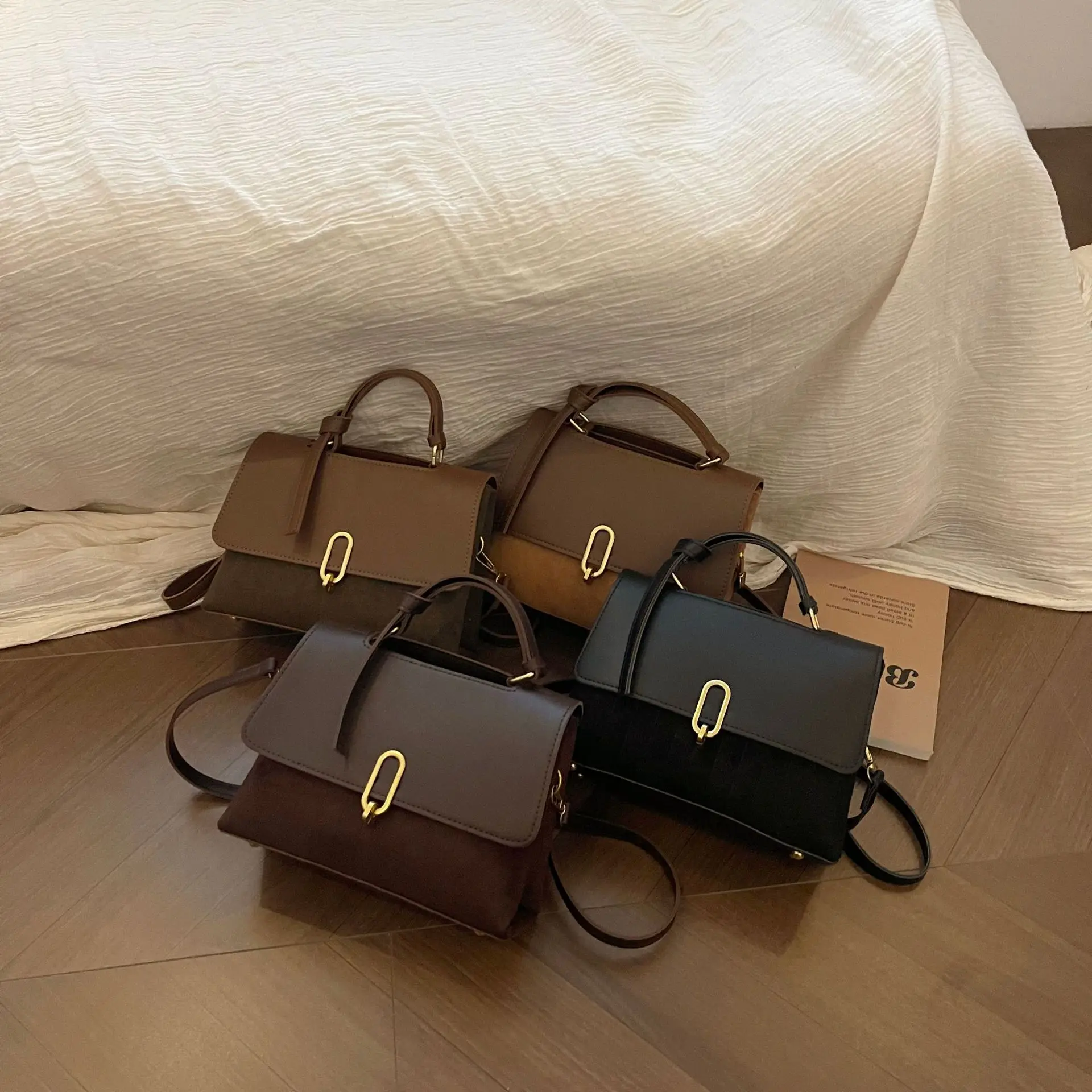 حقيبة نسائية ذات ملمس ممتاز لعام 2025 - تصميم مربع صغير متعدد الاستخدامات، أسلوب مصمم بسيط على الموضة، استخدام تحت الإبط/الكتف/الرسول