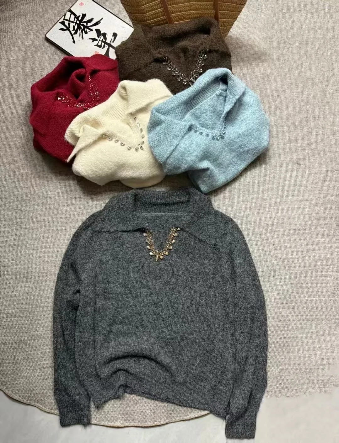 

Элегантный кашемировый вязаный свободный свитер с v-образным вырезом на осень и зиму, женские модные облегающие пуловеры с 3D бисером C139